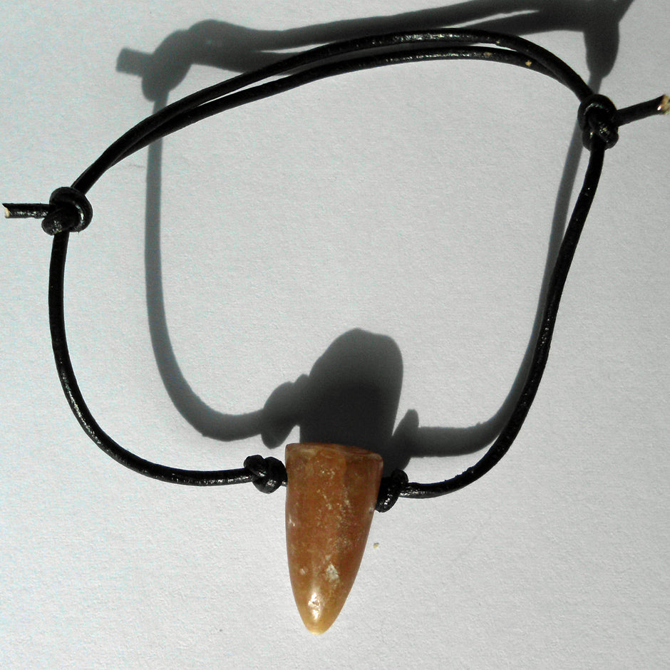 Lederarmband mit Donnerkeilspitze, verstellbar und einzigartig