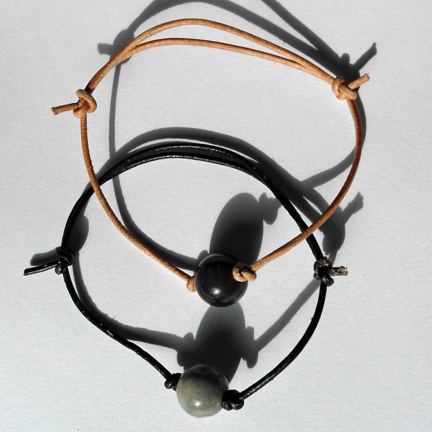 Lederarmband mit Feuersteinperle – ein Unikat von Rügen