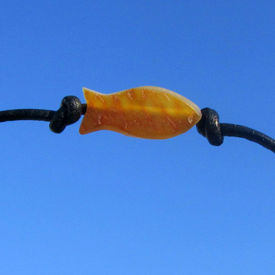 Unpolierter Bernsteinfisch am Lederband – naturbelassen