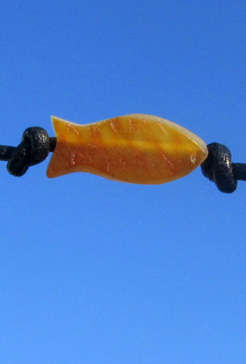 Unpolierter Bernsteinfisch am Lederband – naturbelassen