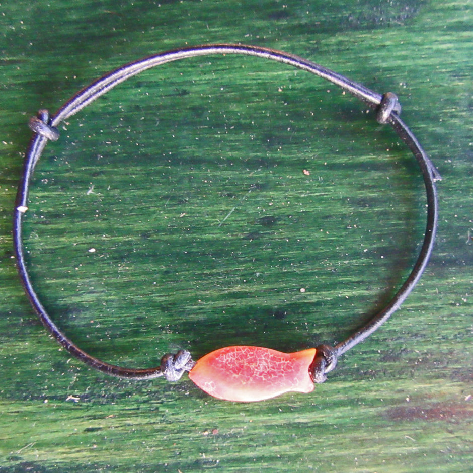 Unpolierter Bernsteinfisch am Lederband – naturbelassen