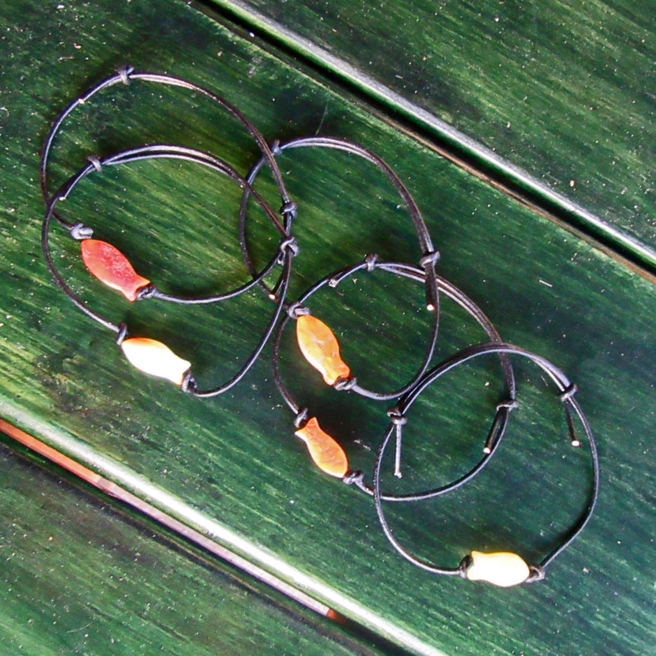 Unpolierter Bernsteinfisch am Lederband – naturbelassen