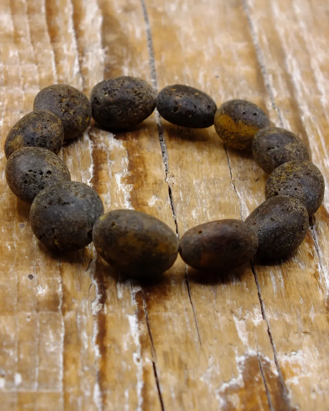 Armband Moorbernstein dunkel - zwölf ungeschliffene Perlen