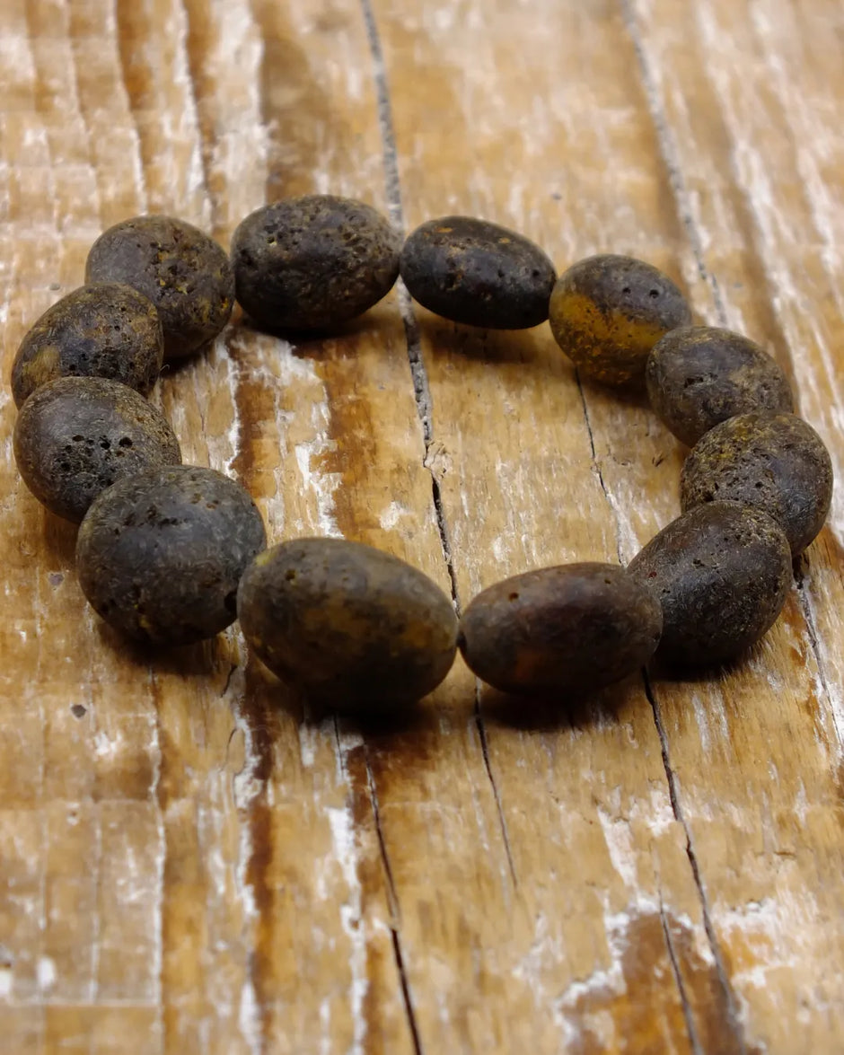 Armband Moorbernstein dunkel - zwölf ungeschliffene Perlen