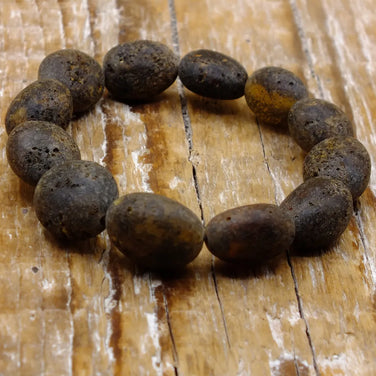 Armband Moorbernstein dunkel - zwölf ungeschliffene Perlen