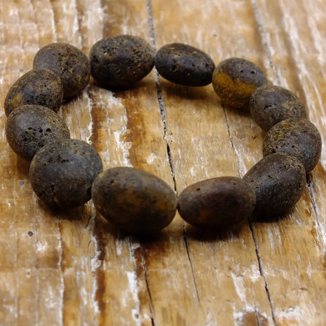 Armband Moorbernstein dunkel - zwölf ungeschliffene Perlen