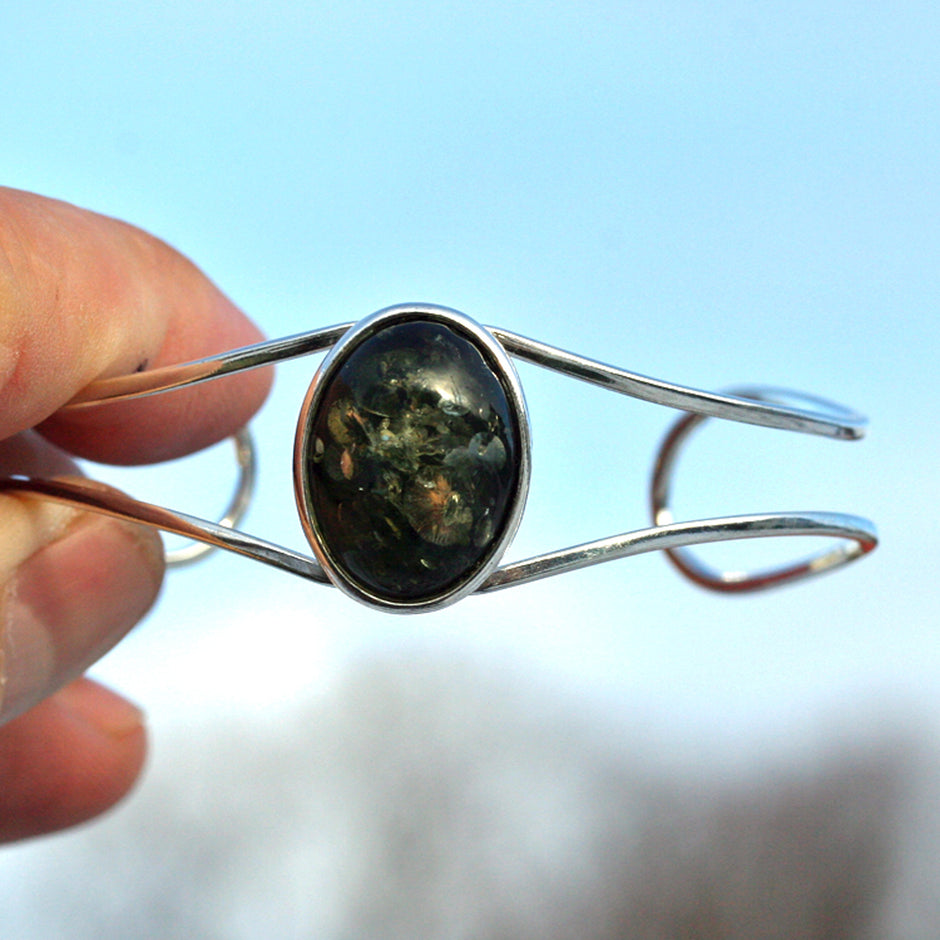 Edler Armreif aus grünlichem Bernstein und Silber