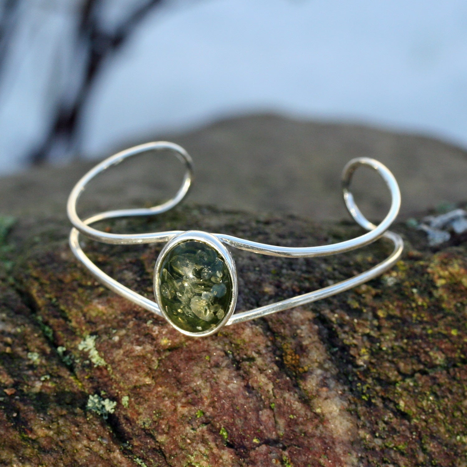 Edler Armreif aus grünlichem Bernstein und Silber