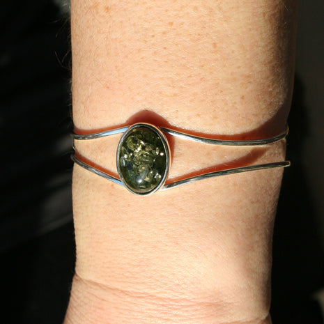 Edler Armreif aus grünlichem Bernstein und Silber