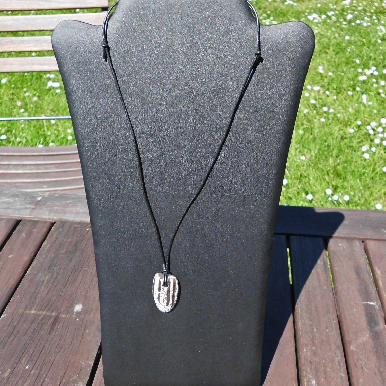 Polierter Schwamm am Lederband – Unikat von Rügen