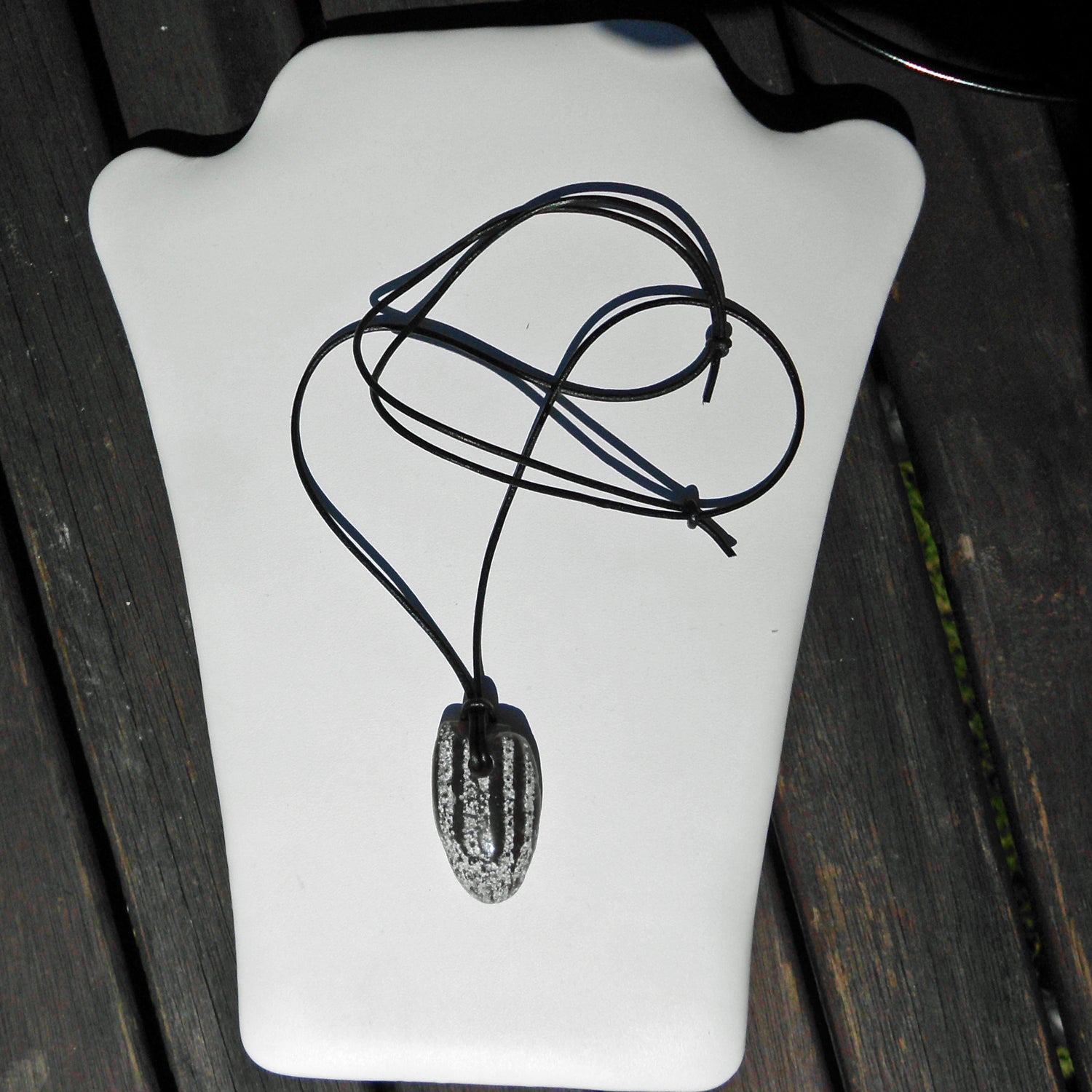 Polierter Schwamm am Lederband – Unikat von Rügen