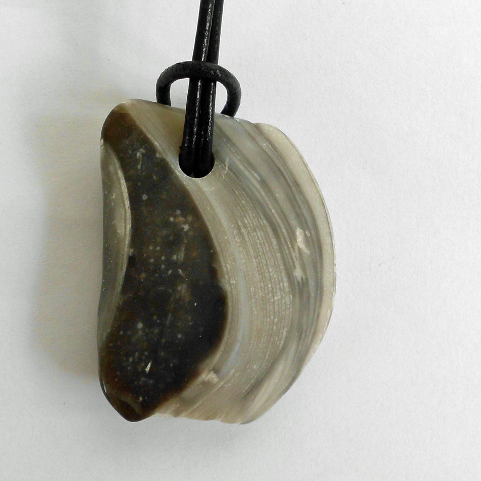 Versteinerte Auster am Lederband – Unikat von Rügen