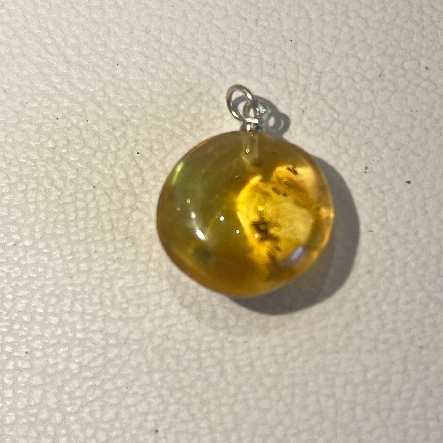 Einzigartiger Bernsteinanhänger mit Fliegen-Inklusen