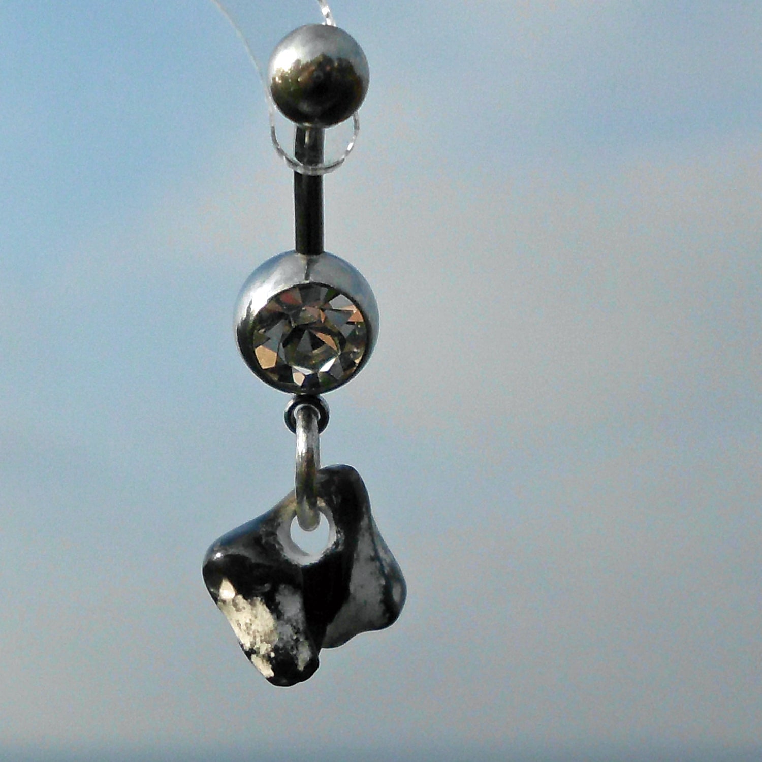 Bauchnabelpiercing aus Edelstahl mit Hühnergott