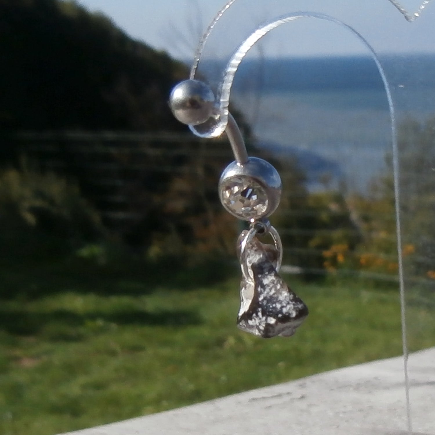 Bauchnabelpiercing aus Edelstahl mit Hühnergott