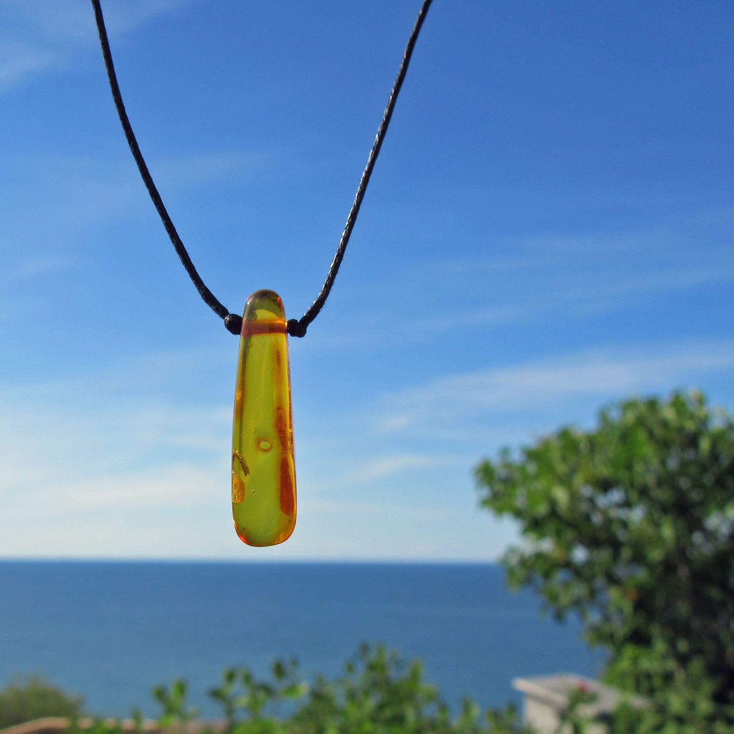 Elegantes Collier aus poliertem Bernstein und Silber