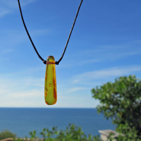 Elegantes Collier aus poliertem Bernstein und Silber