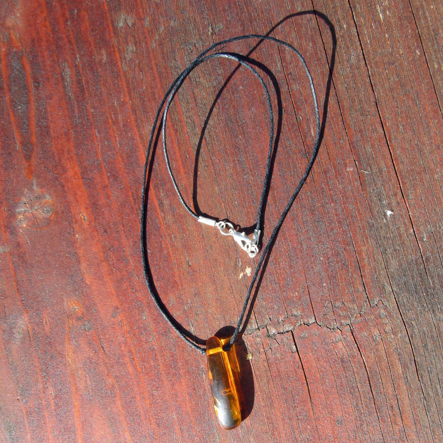 Elegantes Collier aus poliertem Bernstein und Silber