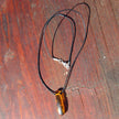 Elegantes Collier aus poliertem Bernstein und Silber