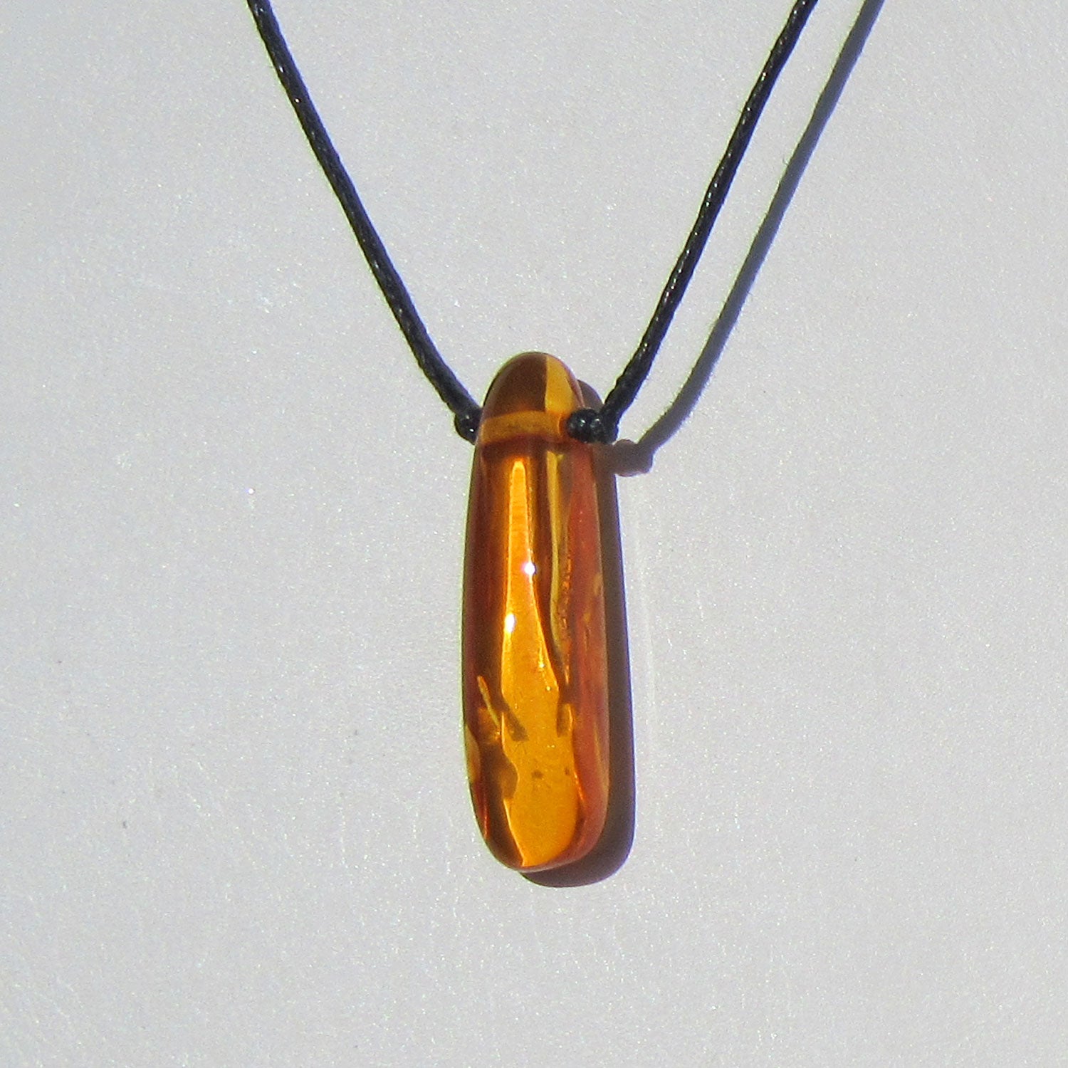 Elegantes Collier aus poliertem Bernstein und Silber