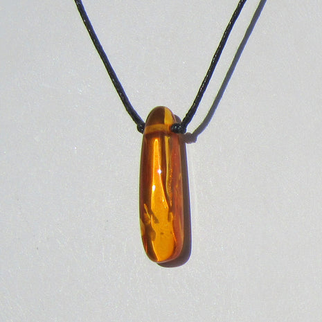 Elegantes Collier aus poliertem Bernstein und Silber