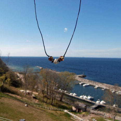Elegantes Collier mit Mosaikbernstein und Silberelementen