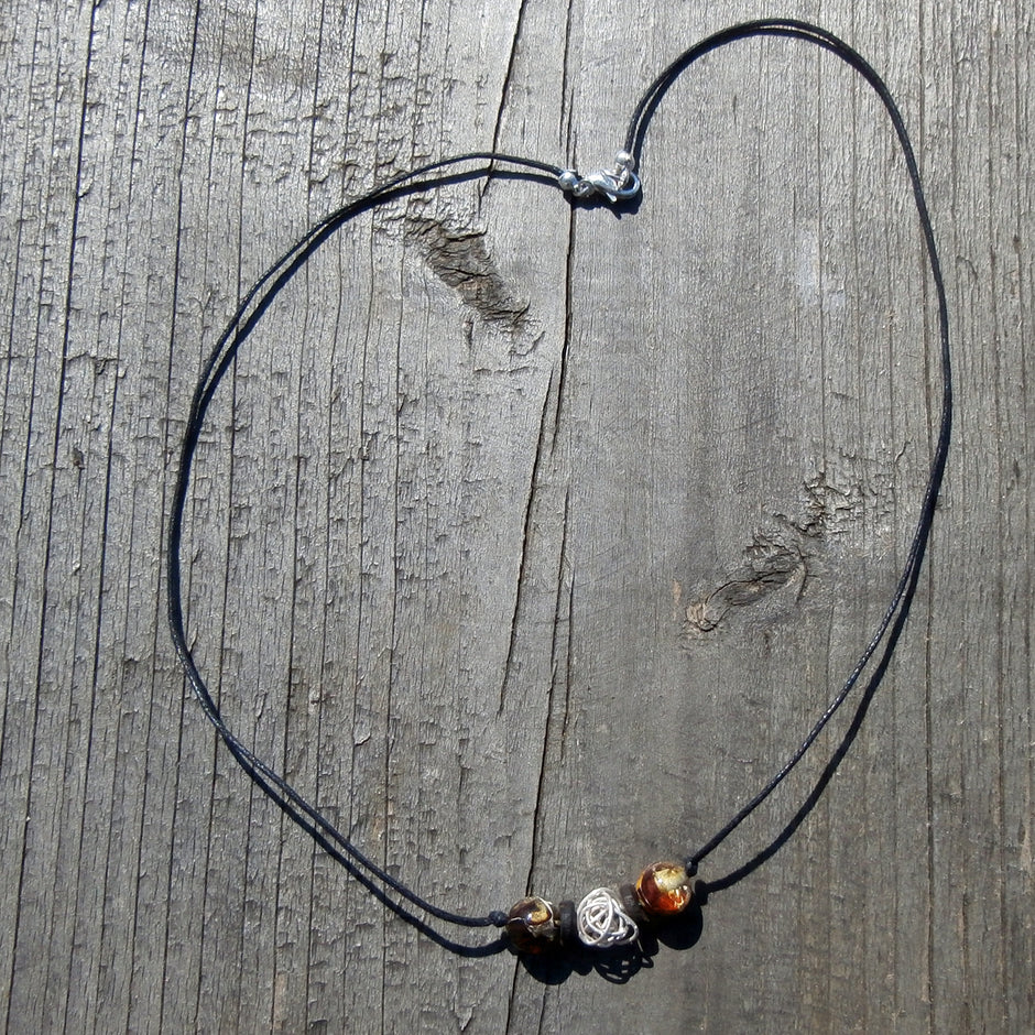 Elegantes Collier mit Mosaikbernstein und Silberelementen