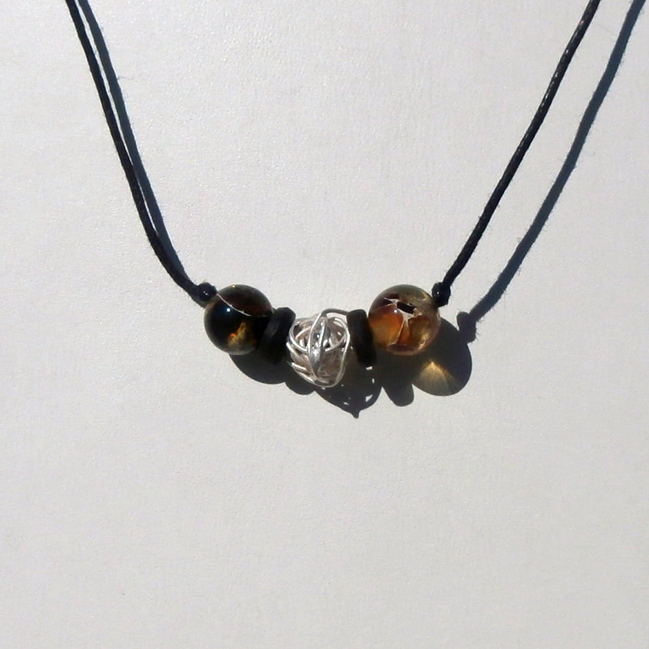 Elegantes Collier mit Mosaikbernstein und Silberelementen