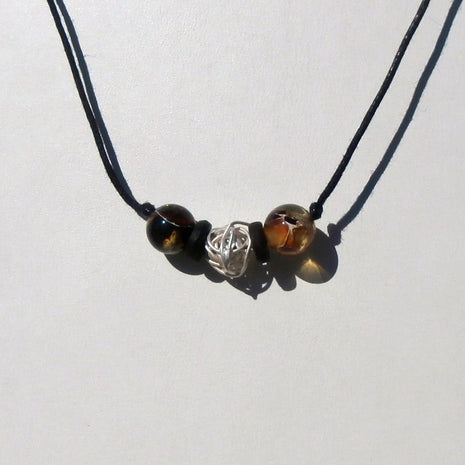 Elegantes Collier mit Mosaikbernstein und Silberelementen