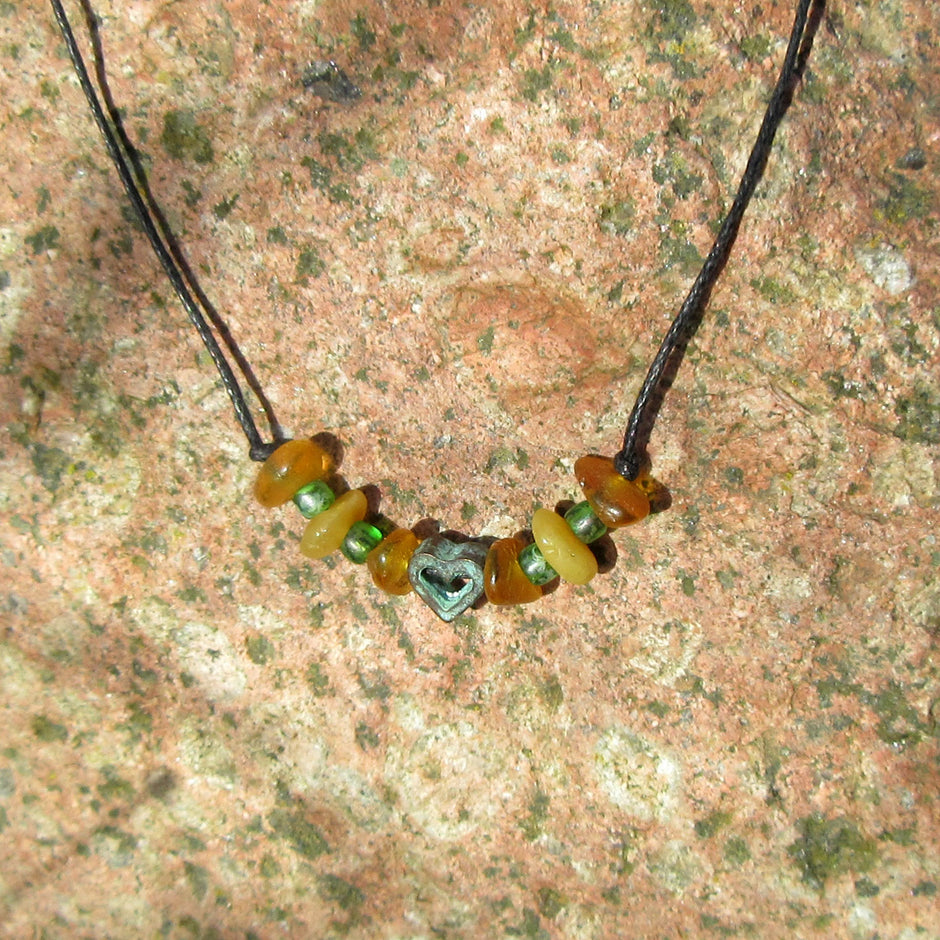 Grüne Herzperle aus Kupfer mit Bernstein am Baumwollcollier
