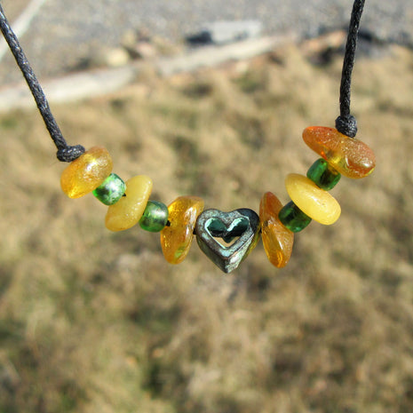 Grüne Herzperle aus Kupfer mit Bernstein am Baumwollcollier