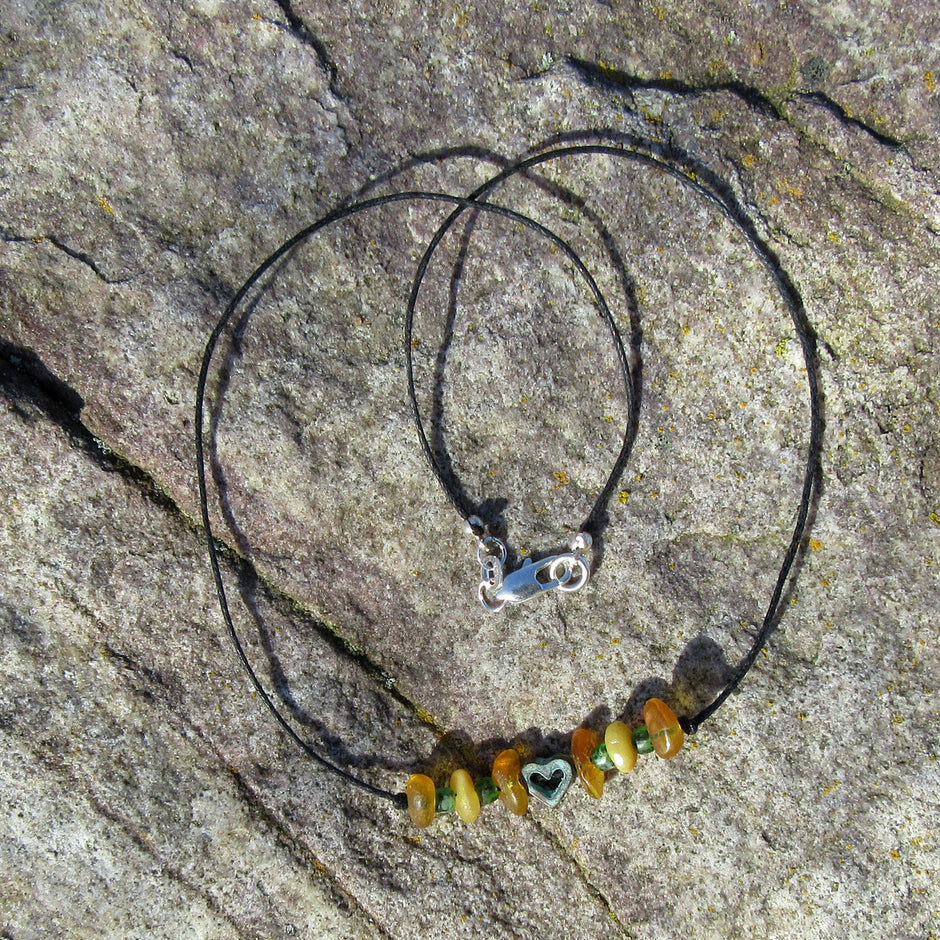 Grüne Herzperle aus Kupfer mit Bernstein am Baumwollcollier