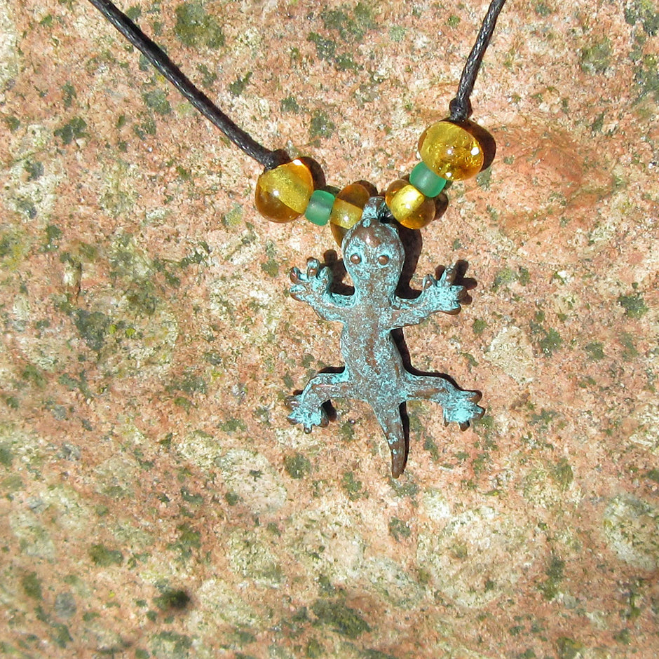 Salamander aus Kupfer mit Bernstein und Baumwollcollier