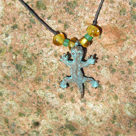 Salamander aus Kupfer mit Bernstein und Baumwollcollier