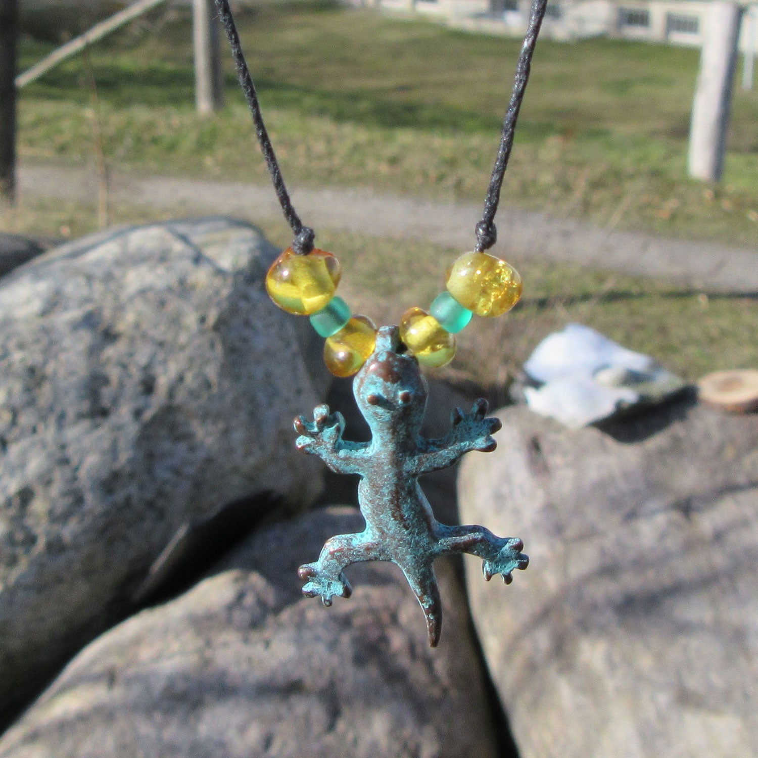 Salamander aus Kupfer mit Bernstein und Baumwollcollier