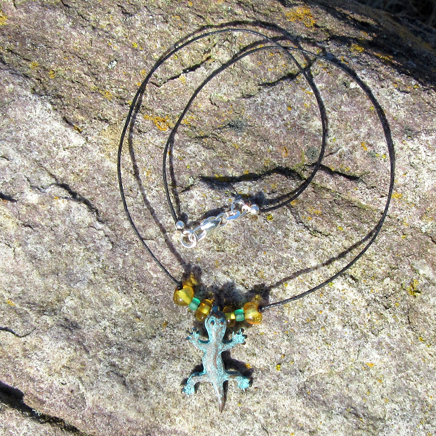 Salamander aus Kupfer mit Bernstein und Baumwollcollier