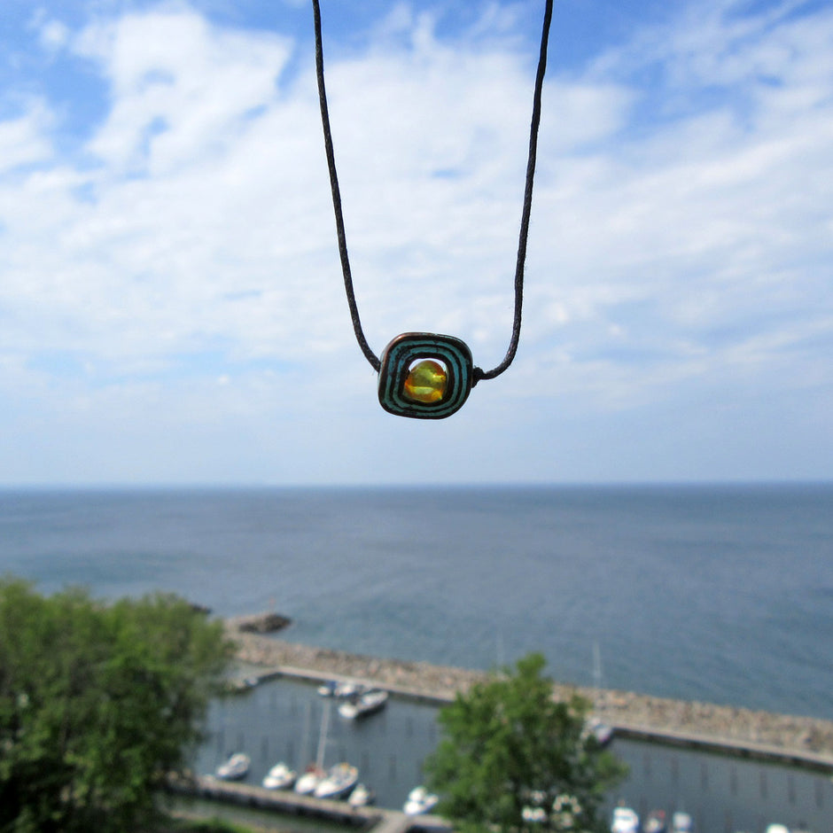 Collier aus Bernstein und Kupferperle, einzigartig