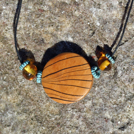 Grüne Patinaperlen mit Bernstein und Holzperle am Baumwollcollier