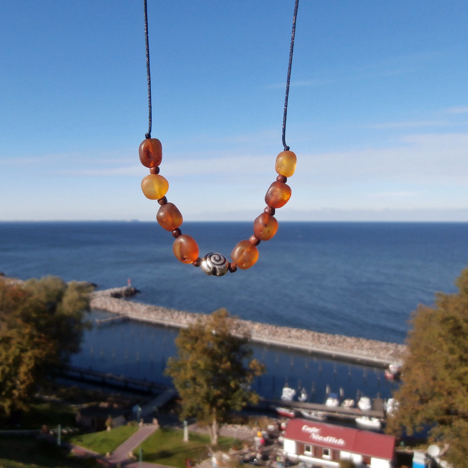 Collier aus unpolierten Bernsteinen und silberner Schnecke