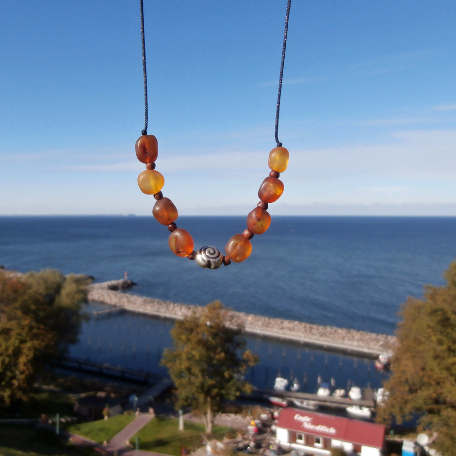 Collier aus unpolierten Bernsteinen und silberner Schnecke