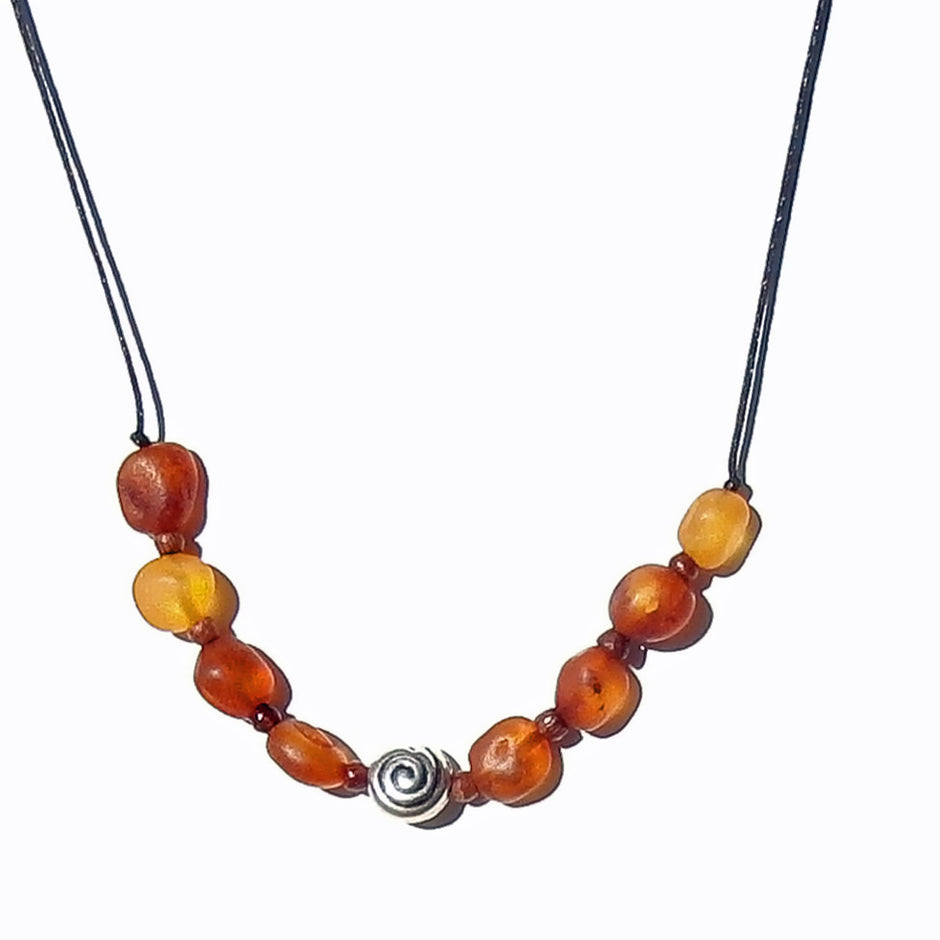 Collier aus unpolierten Bernsteinen und silberner Schnecke