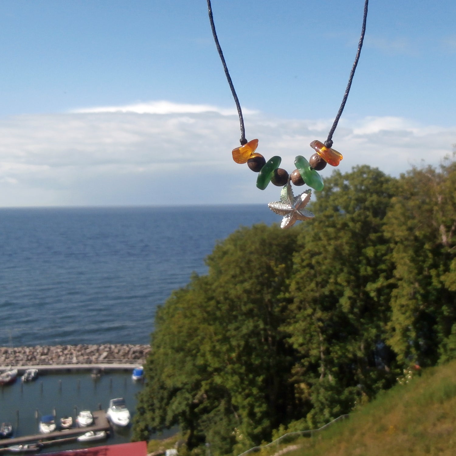 Collier aus grünem Seeglas, Bernstein und Silber-Seestern