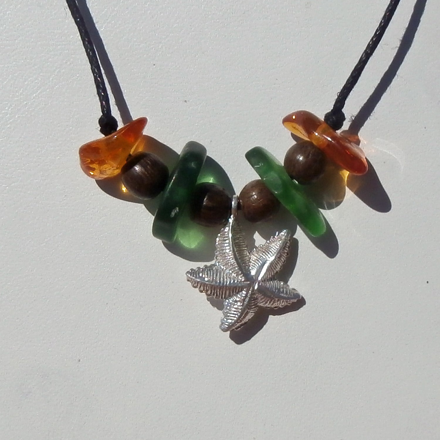 Collier aus grünem Seeglas, Bernstein und Silber-Seestern