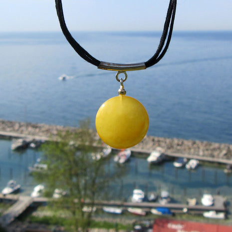 Baumwollcollier mit gelber Bernsteinscheibe und Silber