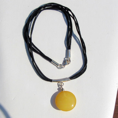 Baumwollcollier mit gelber Bernsteinscheibe und Silber