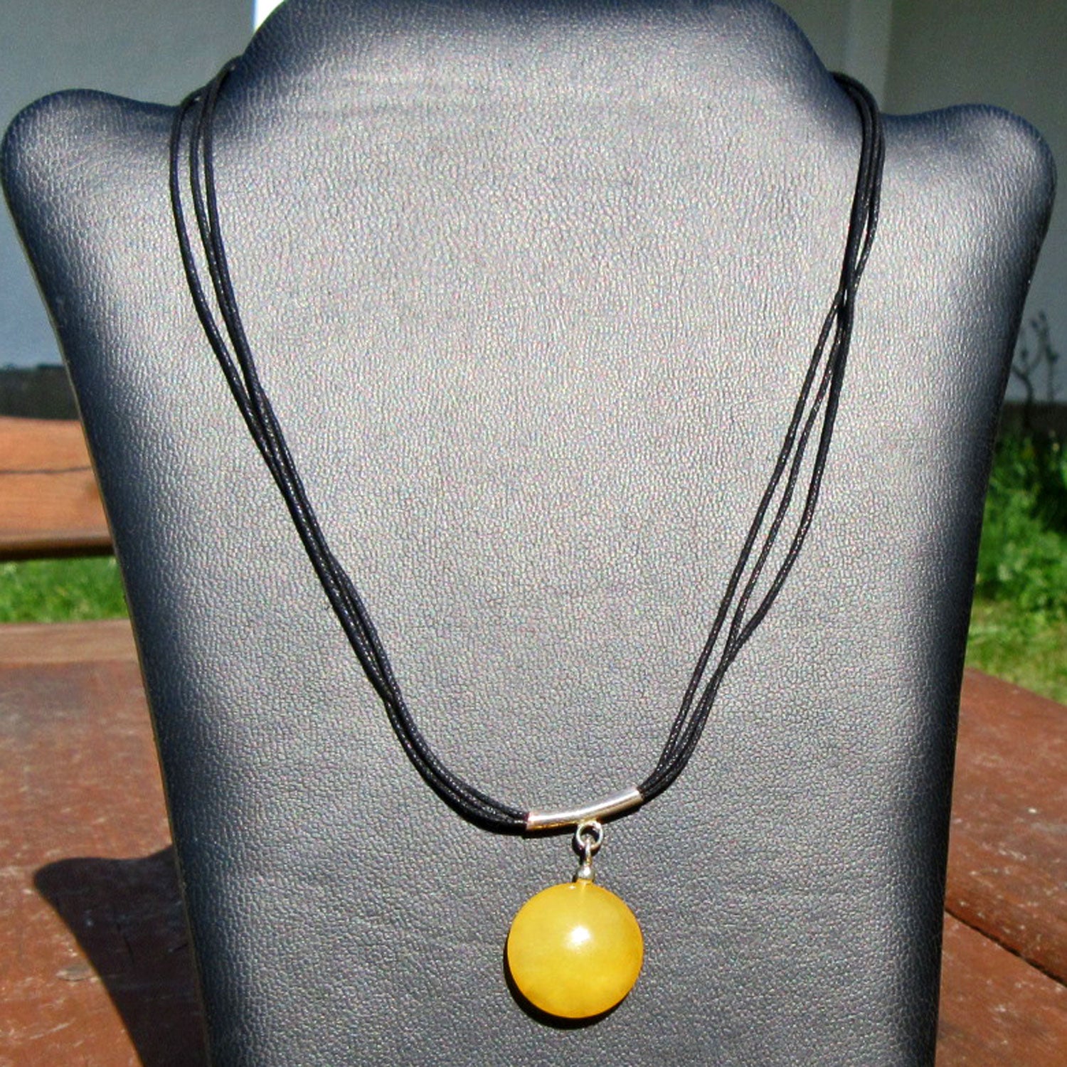 Baumwollcollier mit gelber Bernsteinscheibe und Silber