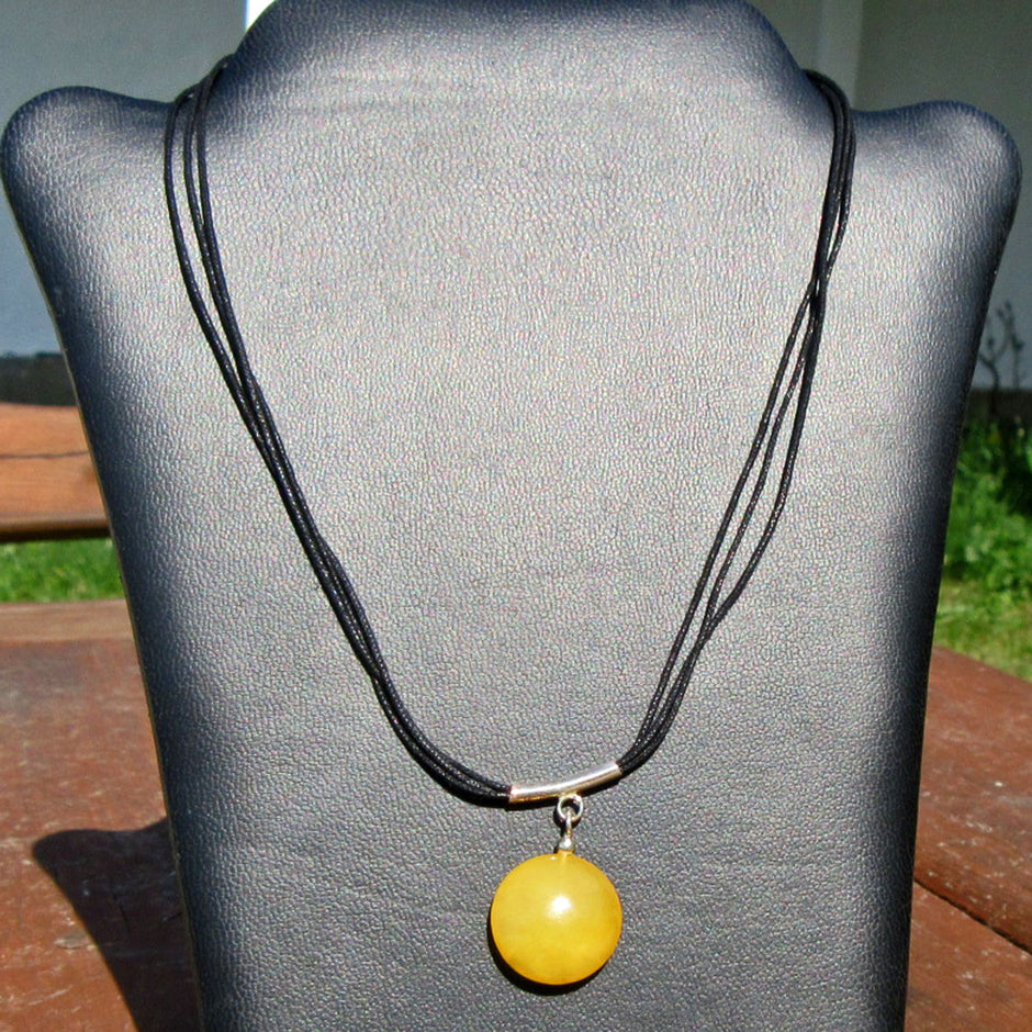 Baumwollcollier mit gelber Bernsteinscheibe und Silber