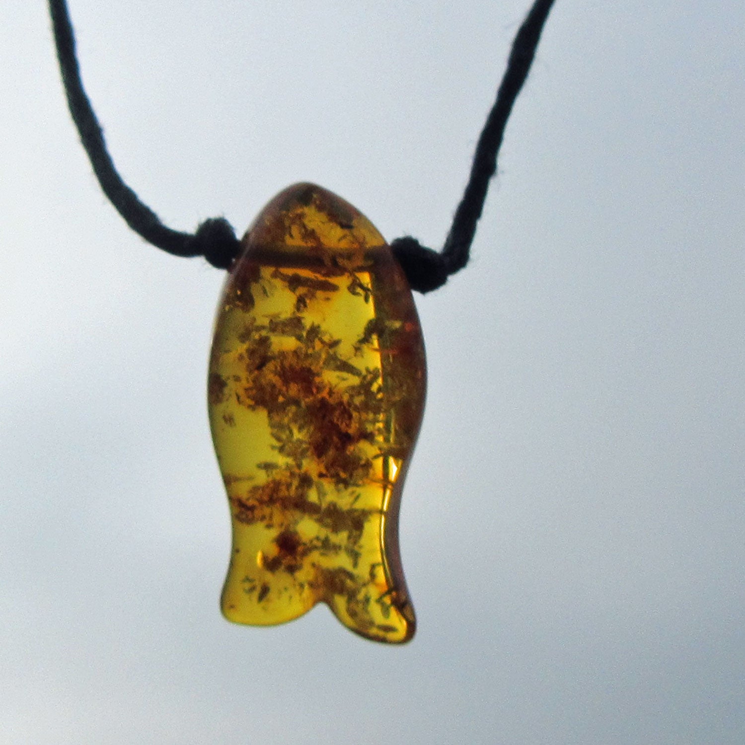 Bernsteinfisch aus poliertem Bernstein, am Baumwollband