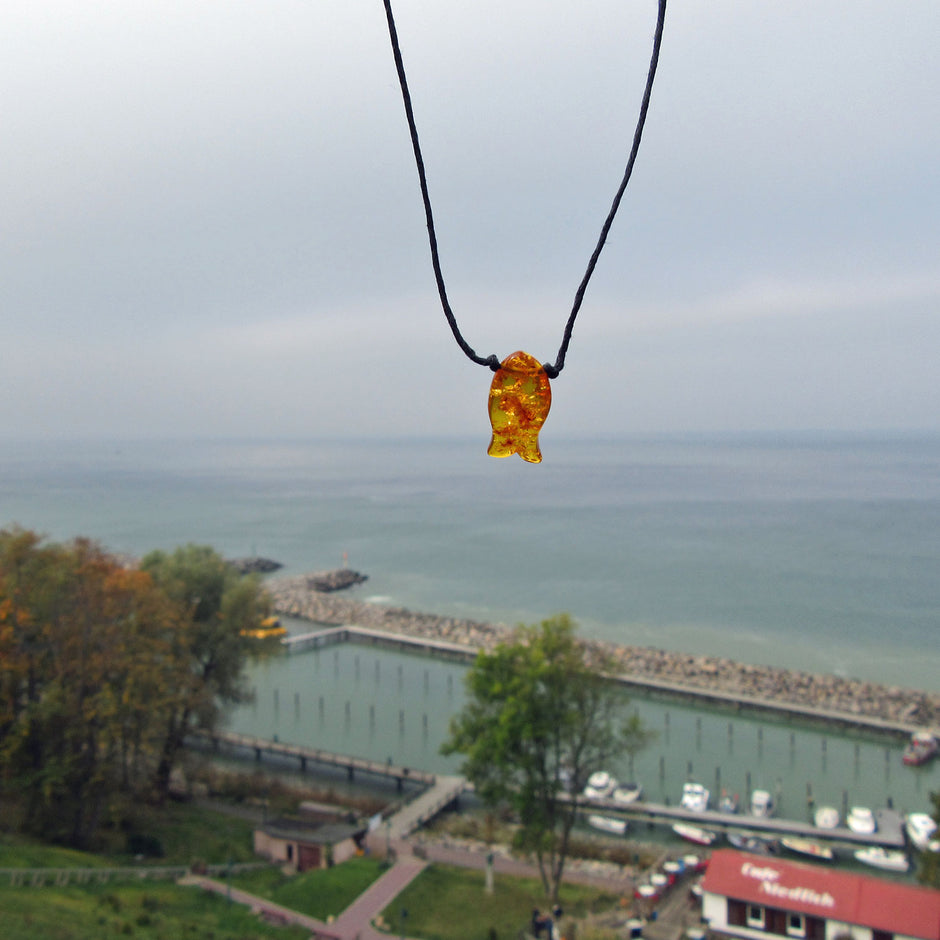 Bernsteinfisch aus poliertem Bernstein, am Baumwollband