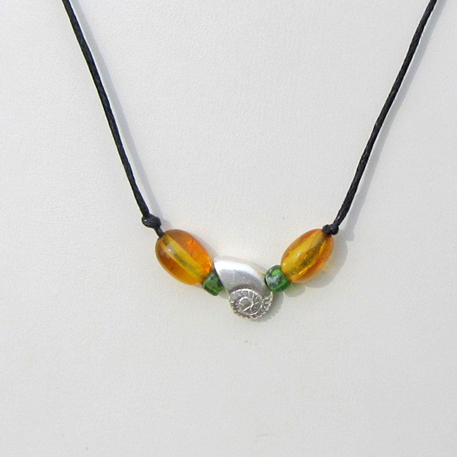 Collier aus Silber mit Bernsteinoliven und Ammoniten